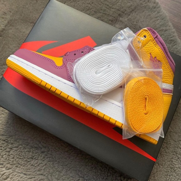 Jordan 1 Retro High OG "Brotherhood" - Picture 5 of 6